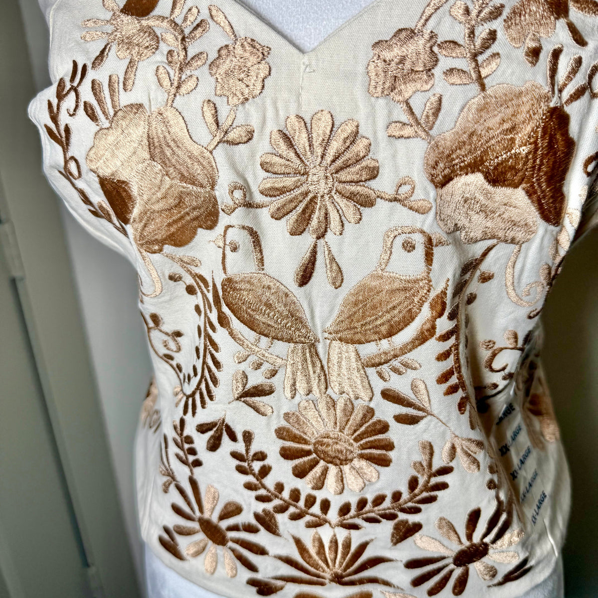 本日のみAmeri BUSTIER LIKE EMBROIDERY BLOUSE PUEBLA BUSTIER -NATURAL WITH BEIGE BIRDS- XL/XXL – Sin Miedo Market