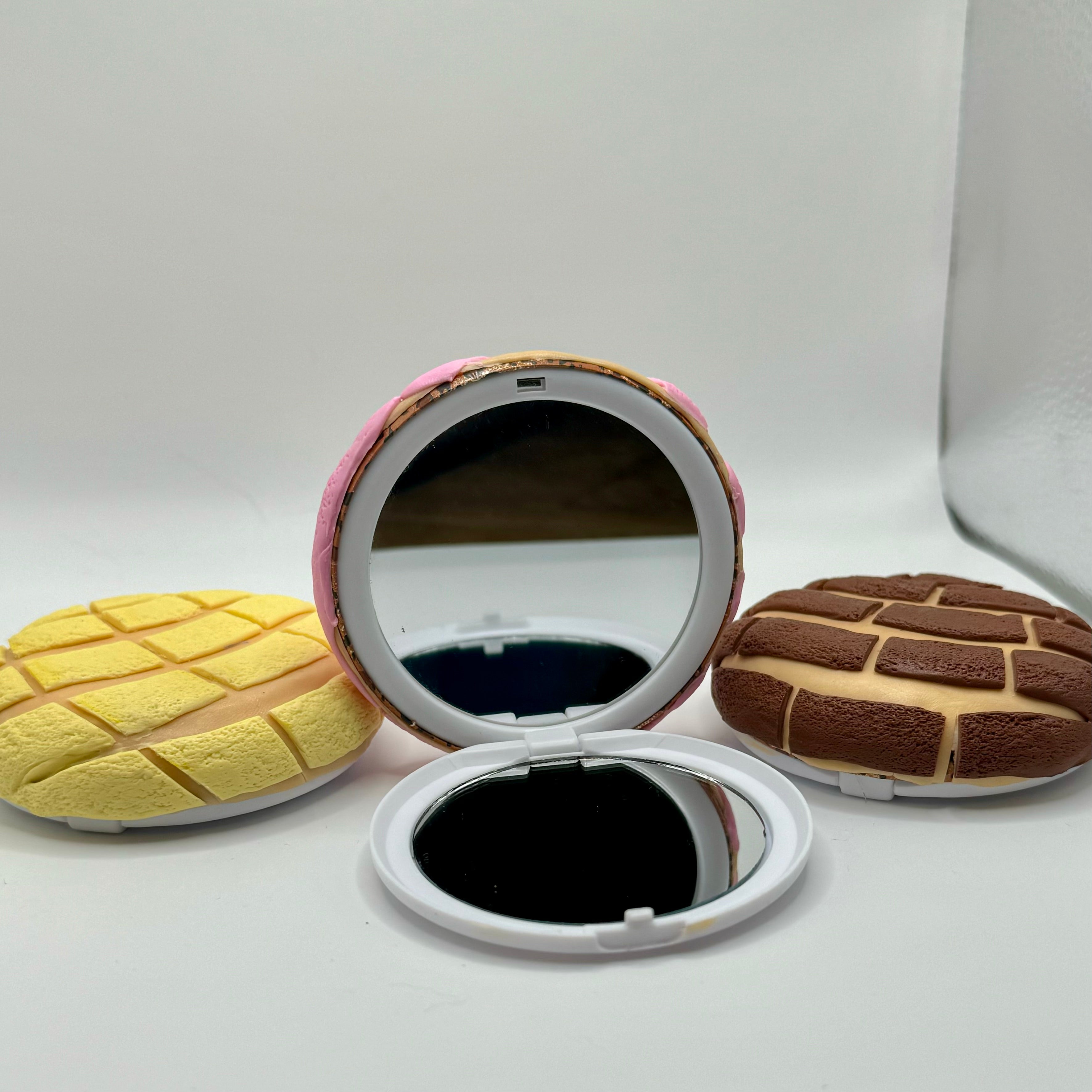 CHOCOLATE CONCHA MIRROR